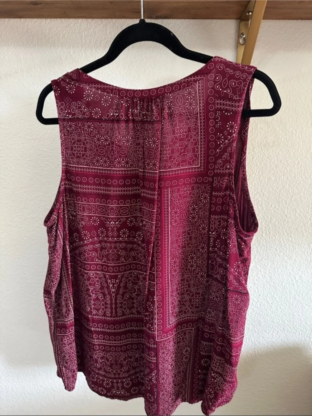 Sleeveless Bandana Print V-Neck Top - Picture 2 of 2